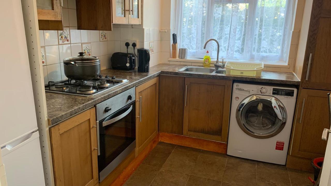 Two Bed Holiday Apartment London Bagian luar foto