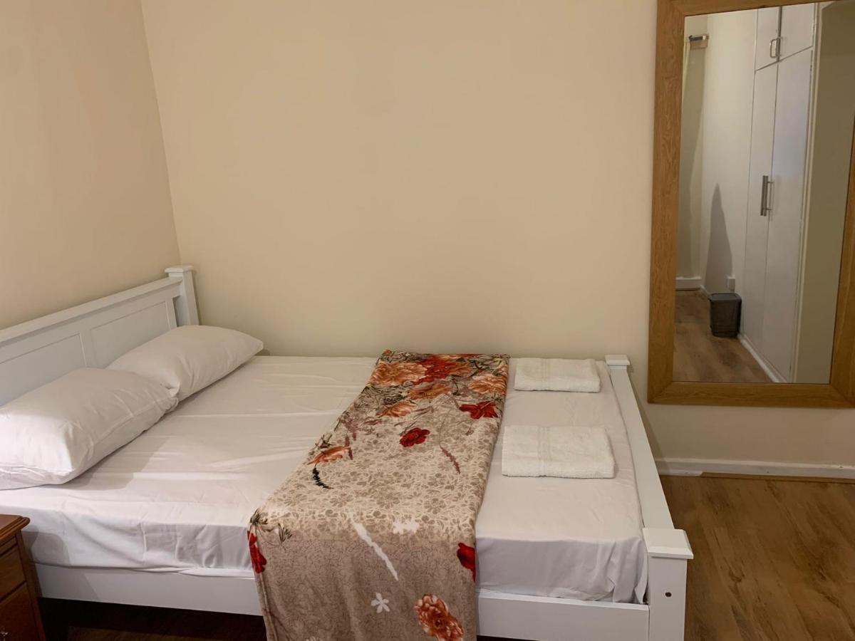 Two Bed Holiday Apartment London Bagian luar foto